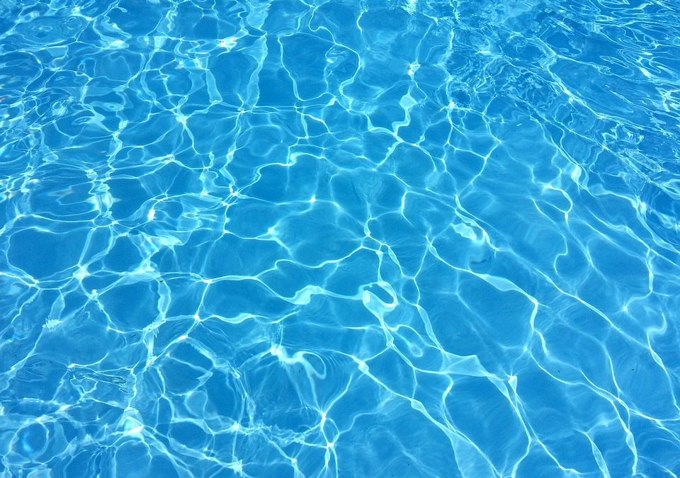 Pensez à l’hivernage de votre piscine dès maintenant : les conseils de BigMat pour anticiper les problèmes d’entretien